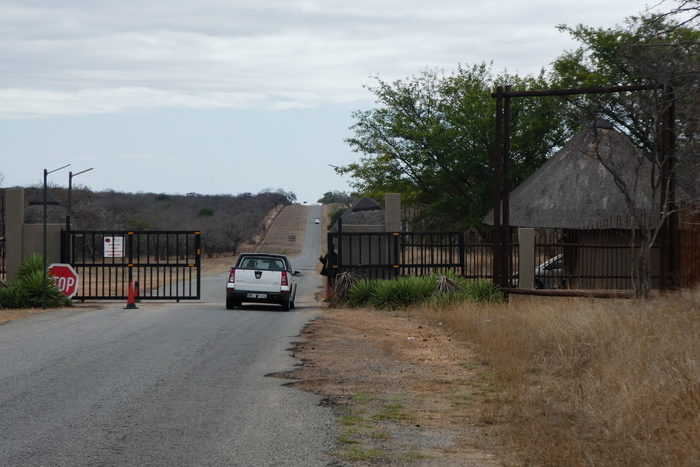 [security gate]